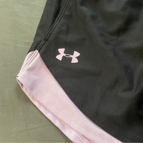 Under Armour ladies shorts - Picture 2 of 7